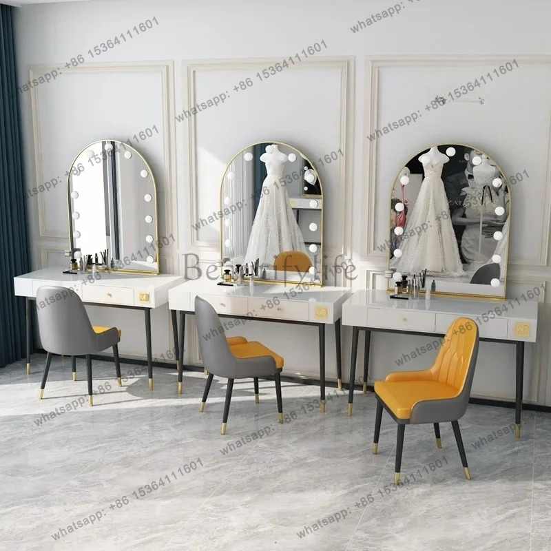 Mesa de maquiagem com espelho  - Beauty And Makeup Studio avaliação e preço