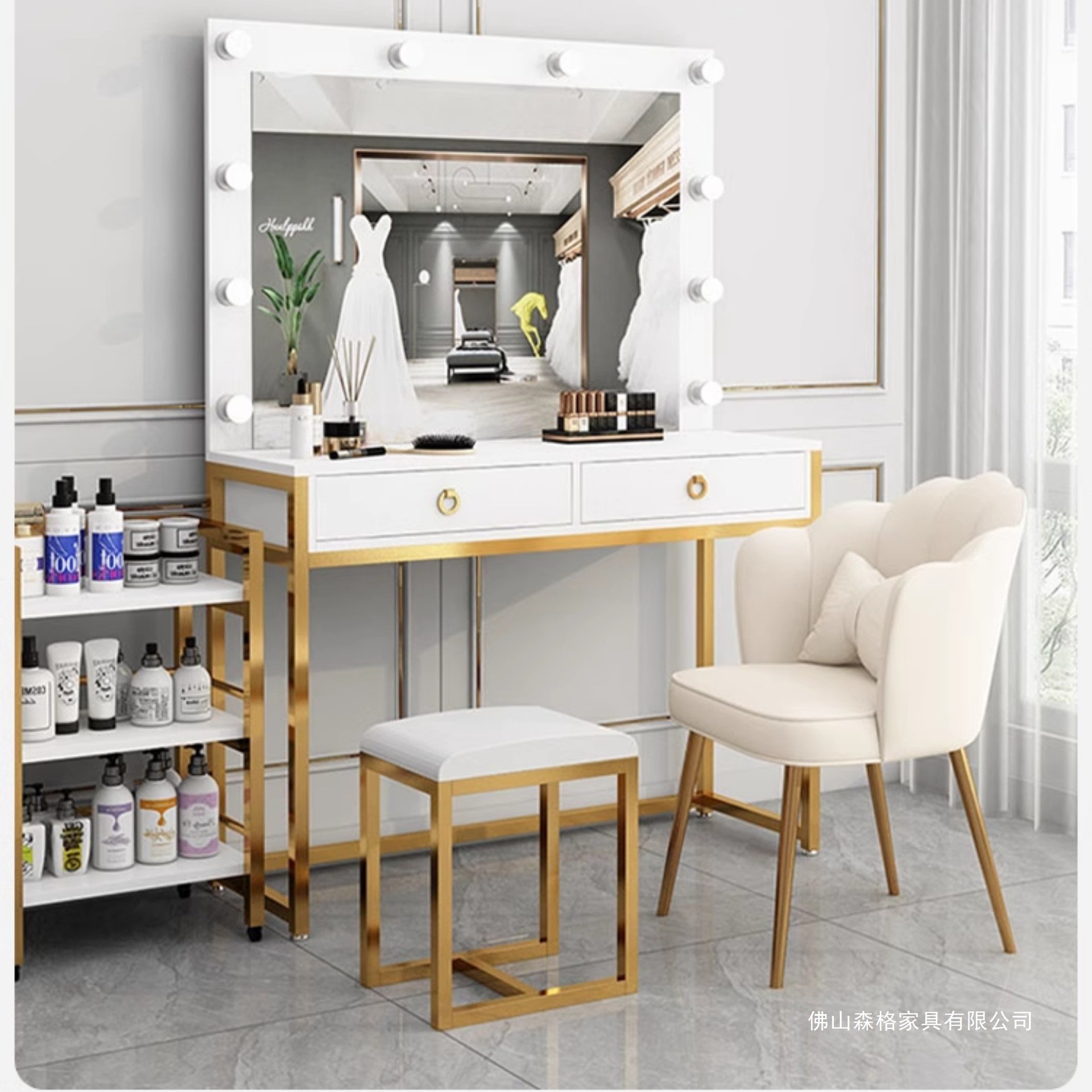 Cômoda de estúdio com espelho  - Beauty And Makeup Studio avaliação e preço